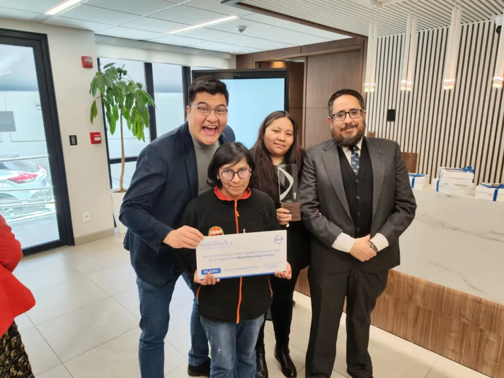 El equipo de prensa que recibió el galardón. Foto: Visión 360.