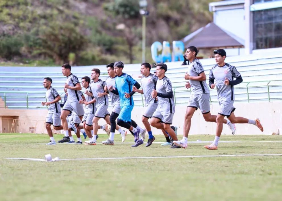 El club paceño en pleno entrenamiento. Foto: ABB.