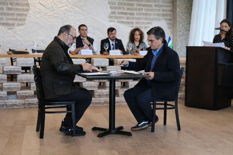 El presidente Rodrigo Paz y el presidente de la CAF, Sergio Díaz-Granados. Foto: DIRCOM