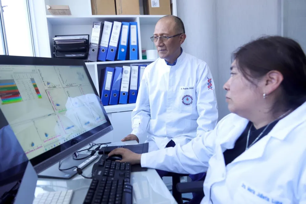 El médico e investigador Ricardo Amaru trabaja en un laboratorio en La Paz. Foto: EFE
