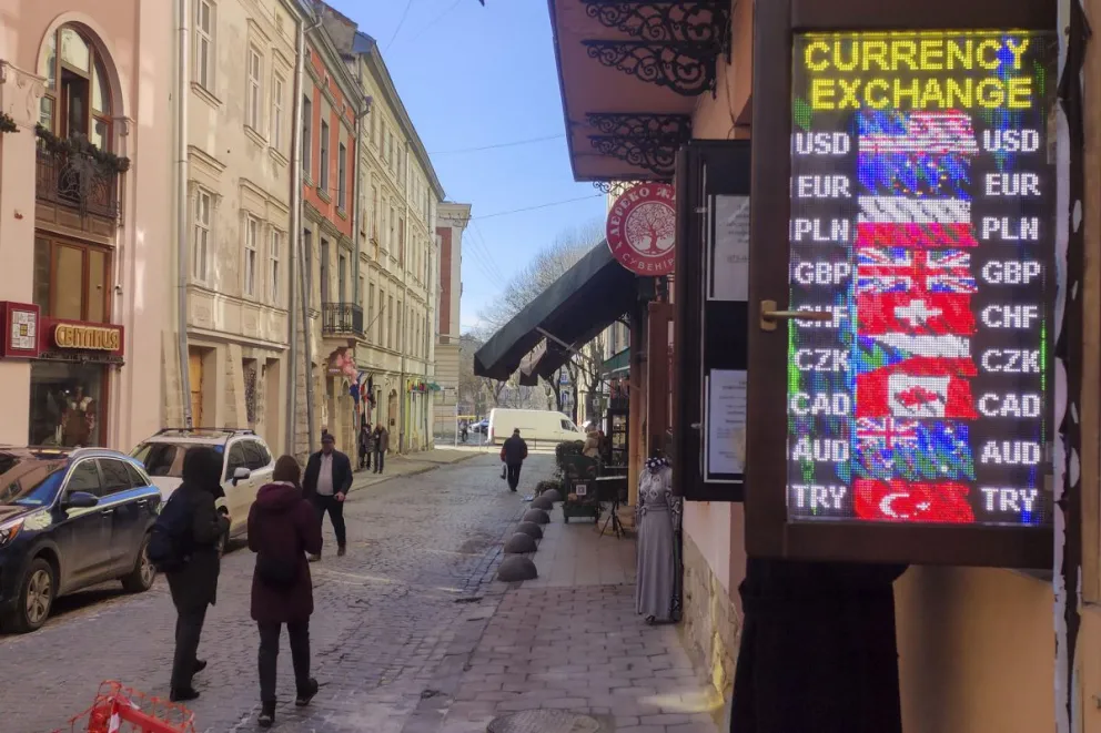 Vista de una casa de cambio en una calle de Leópolis este viernes. Foto: EFE