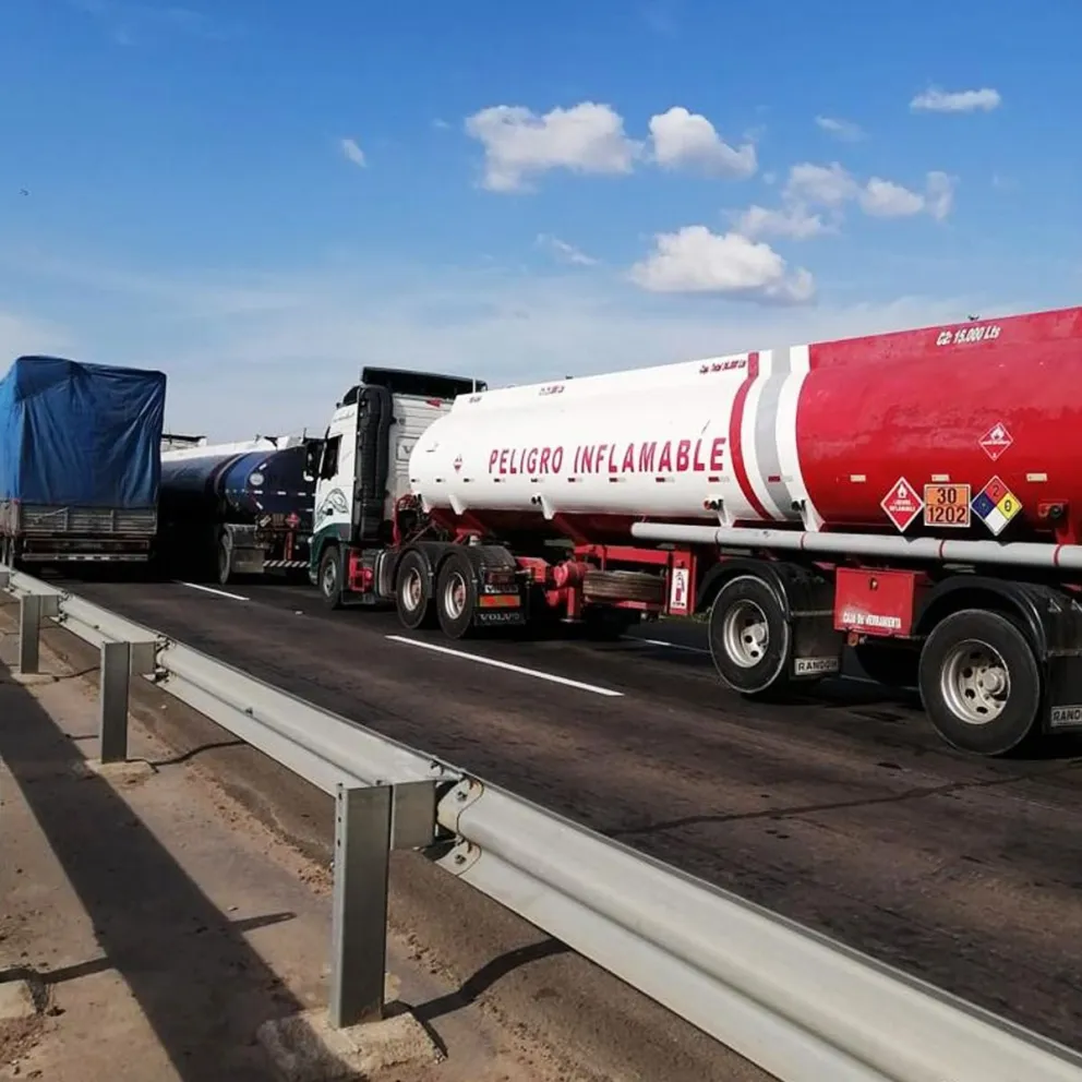 El exvicepresidente de Operaciones de YPFB, Gonzalo Saavedra, considera que la contaminación de la gasolina, pudo darse debido a la falta de mantenimiento en los tanques de almacenamiento de YPFB. Foto ANH