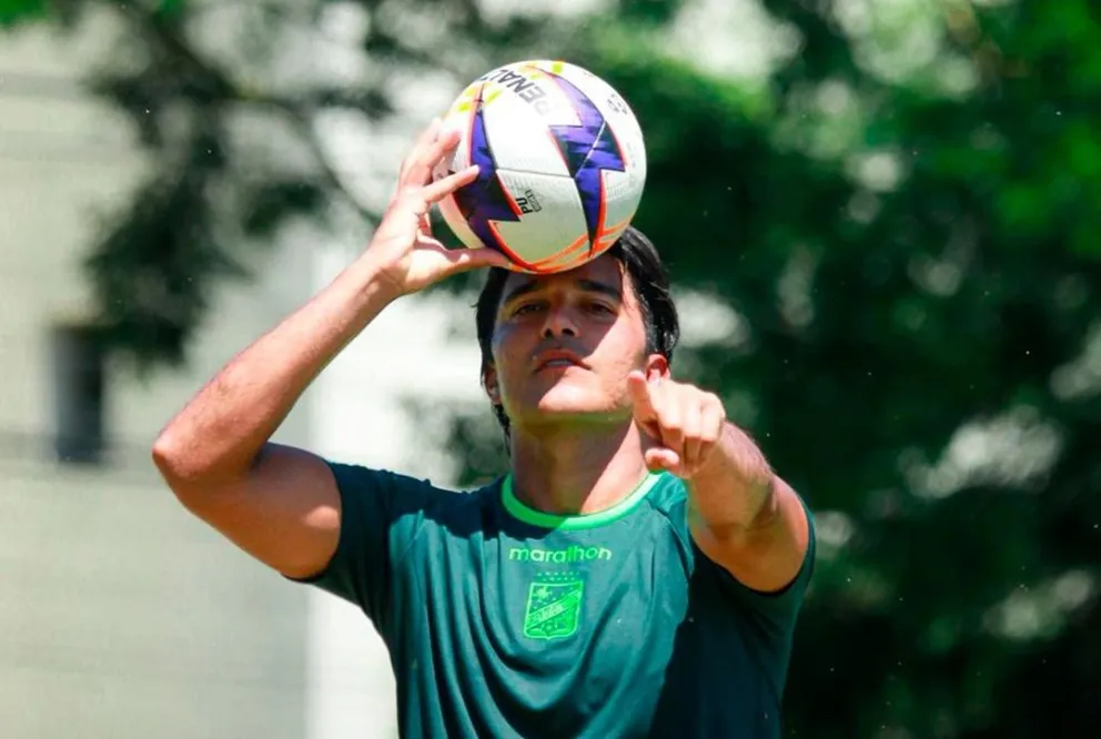 Martins durante una práctica con el club Albiverde. Foto: Oriente Petrolero.