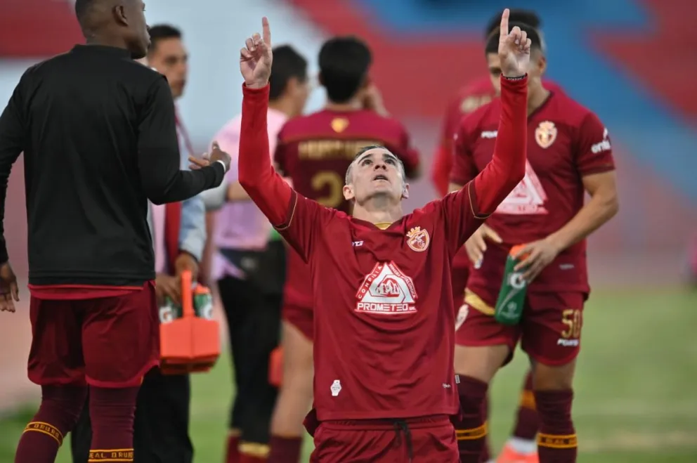 Gatti celebra su gol para Real Oruro. Foto: Agencia Marka Registrada.