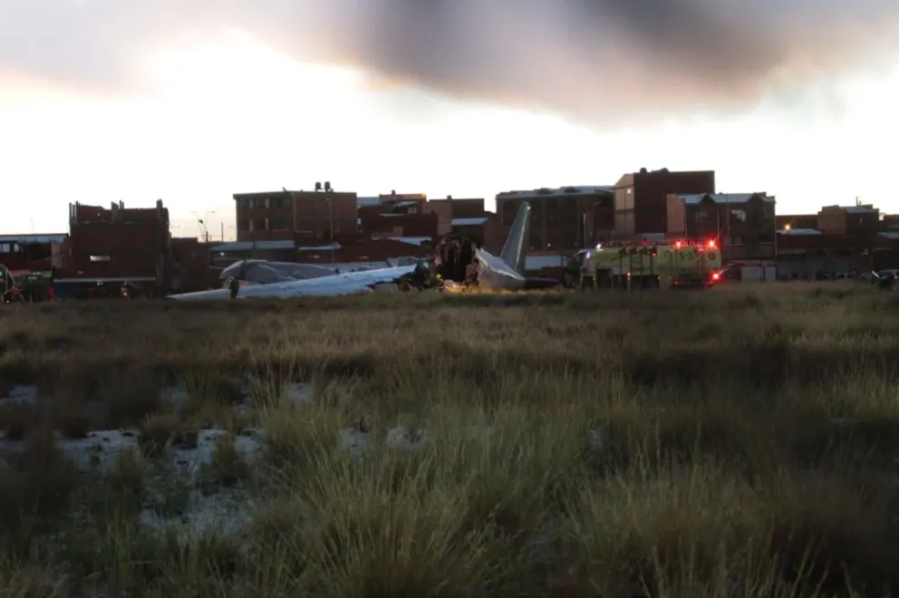 Este viernes, un trágico hecho ocurrió en El Alto: un avión sufrió un accidente al intentar aterrizar en el Aeropuerto Internacional de El Alto. Foto: APG
