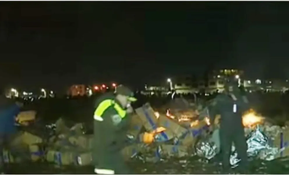 La quema de billetes en la zona del accidente aéreo en El Alto