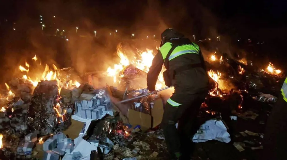 La quema de billetes en la zona del accidente aéreo en El Alto