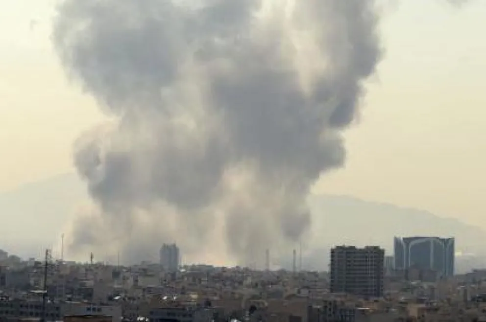 Una columna de humo se eleva en el centro de Teherán tras el ataque de Estados Unidos e Israel, 28 de febrero de 2026. EFE/EPA/ABEDIN TAHERKENAREH