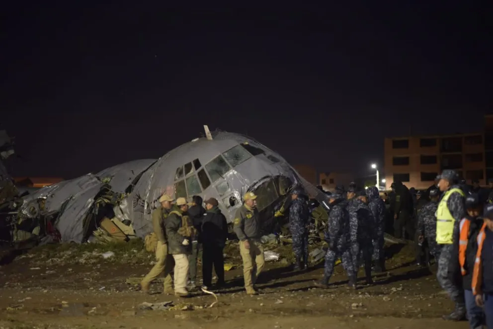 El accidente involucró a un avión Hércules de la FAB; las autoridades trabajan en rescate y traslado de víctimas mientras se esperan más informes oficiales. Foto: Marka Registrada