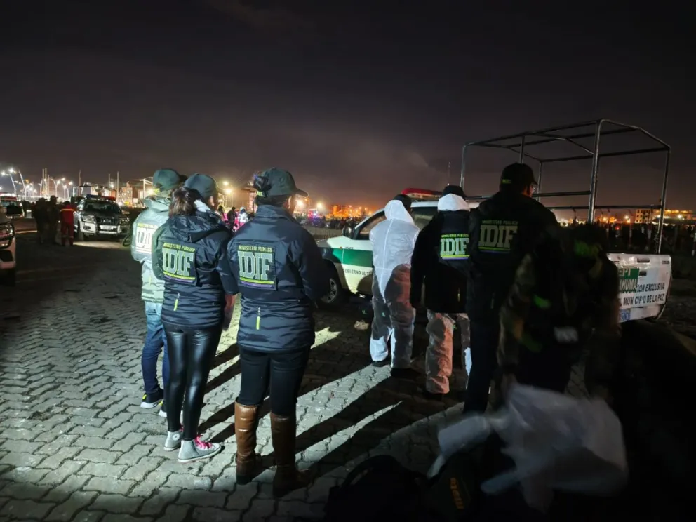 Personal de la Fiscalía llegó al lugar del hecho tras el accidente del avión militar en El Alto. Foto: Fiscalía