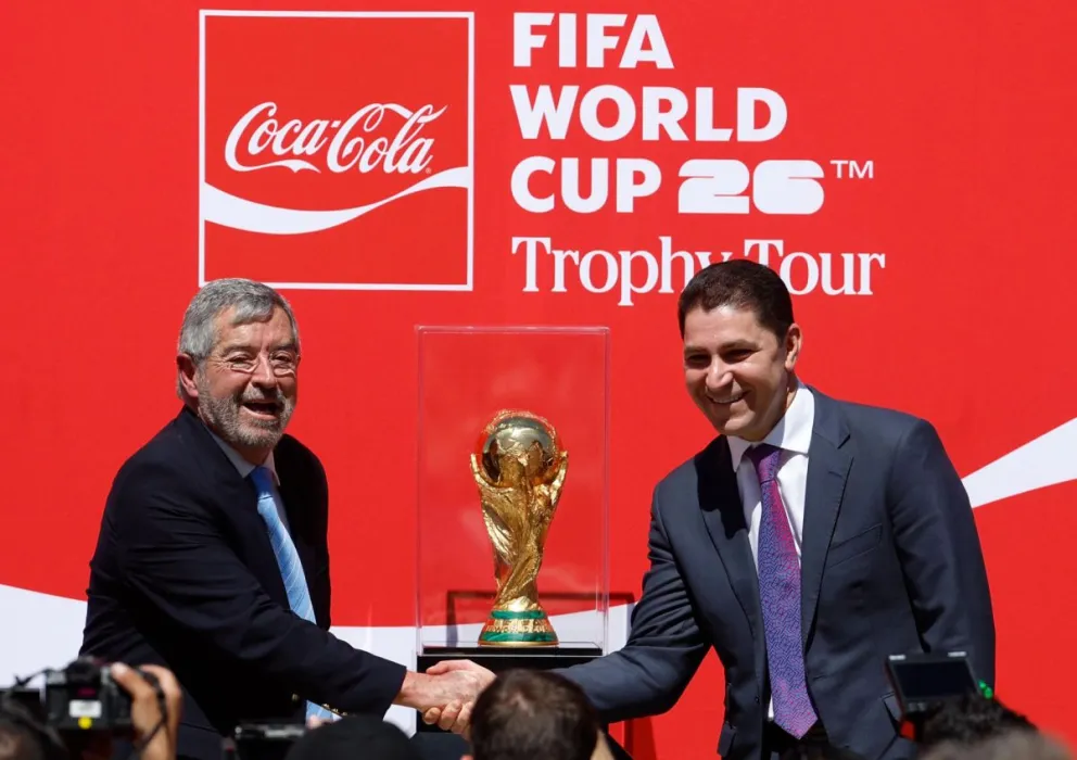El secretario de relaciones exteriores Juan Ramón de la Fuente (i), acompañado del presidente del grupo Coca Cola México, Louis Balat, durante la llegada de la Copa del mundo FIFA a Ciudad de México. Foto: EFE