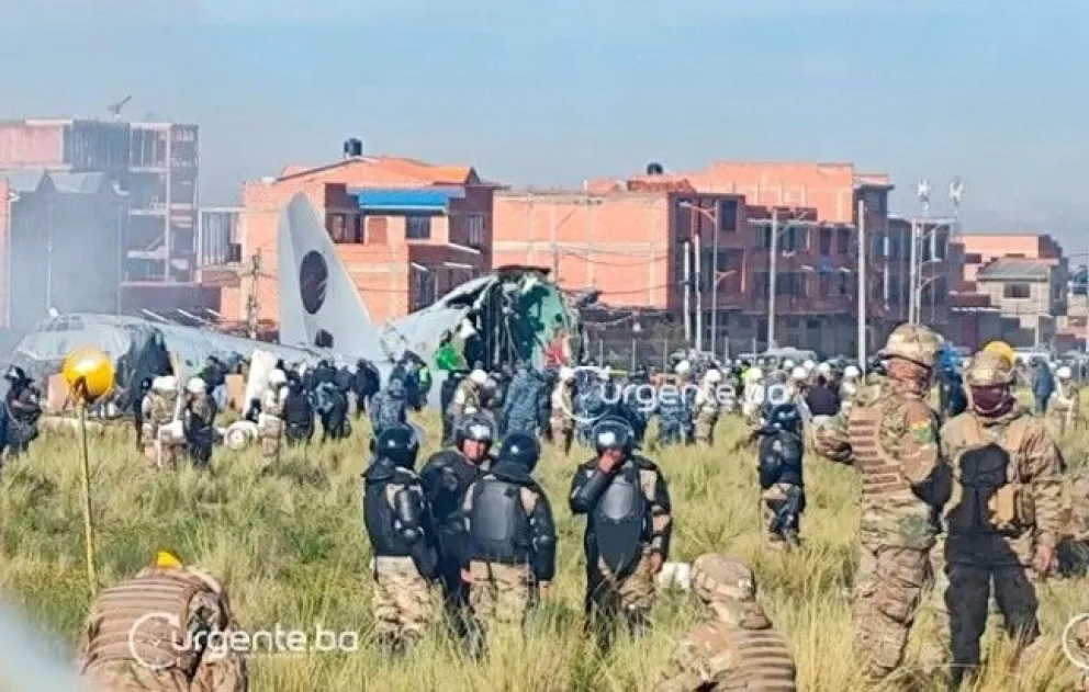Pese al resguardo militar, la mañana de este sábado, cientos de personas aún continúan presionando por ingresar a la Zona Cero. Foto: Urgente.bo