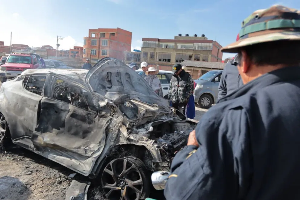 Uno de los vehículos destruidos tras el accidente del avión militar de la FAB. Foto: APG