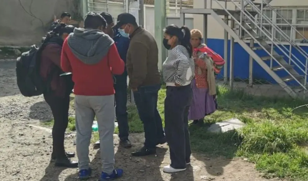 Familiares esperan en la morgue para retirar los cuerpos de sus seres queridos tras accidente aéreo en El Alto. Foto: Unitel