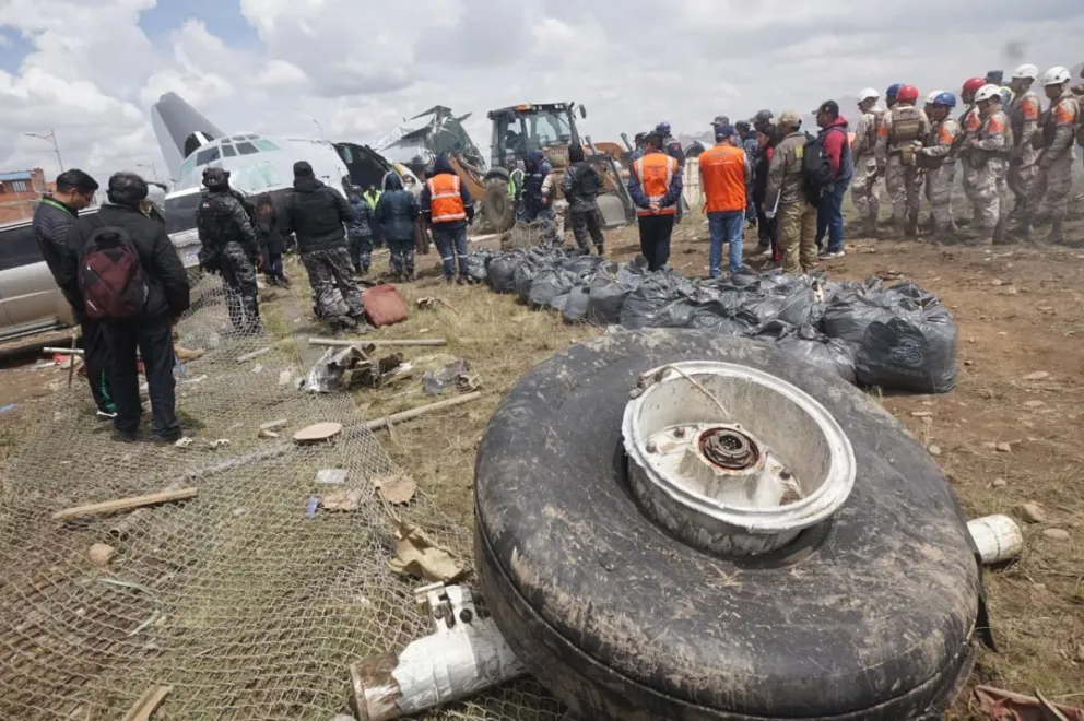 Los restos del avión que sufrió el fatal accidente el viernes en la ciudad de El Alto. Foto: APG