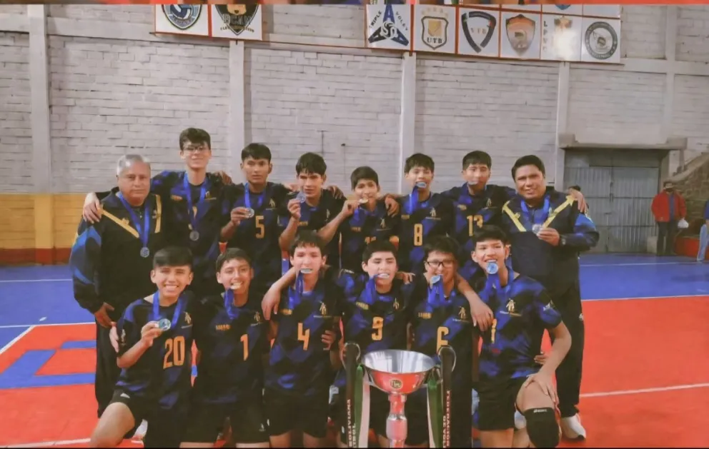 Los campeones celebran luego de haber conseguido la corona. Foto: AE