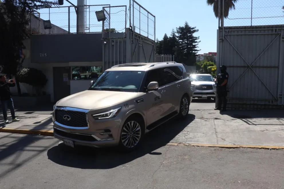Fotografía donde se observa la salida de la carroza fúnebre con restos de Nemesio Oseguera, "el Mencho" este sábado de las instalaciones de la Fiscalía General de la República (FGR), en Ciudad de México (México). EFE/Madla Hartz