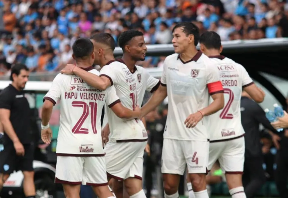 La celebración de los bolivaristas en 3el estadio Tahuichi. Foto: Agencia Marka Registrada