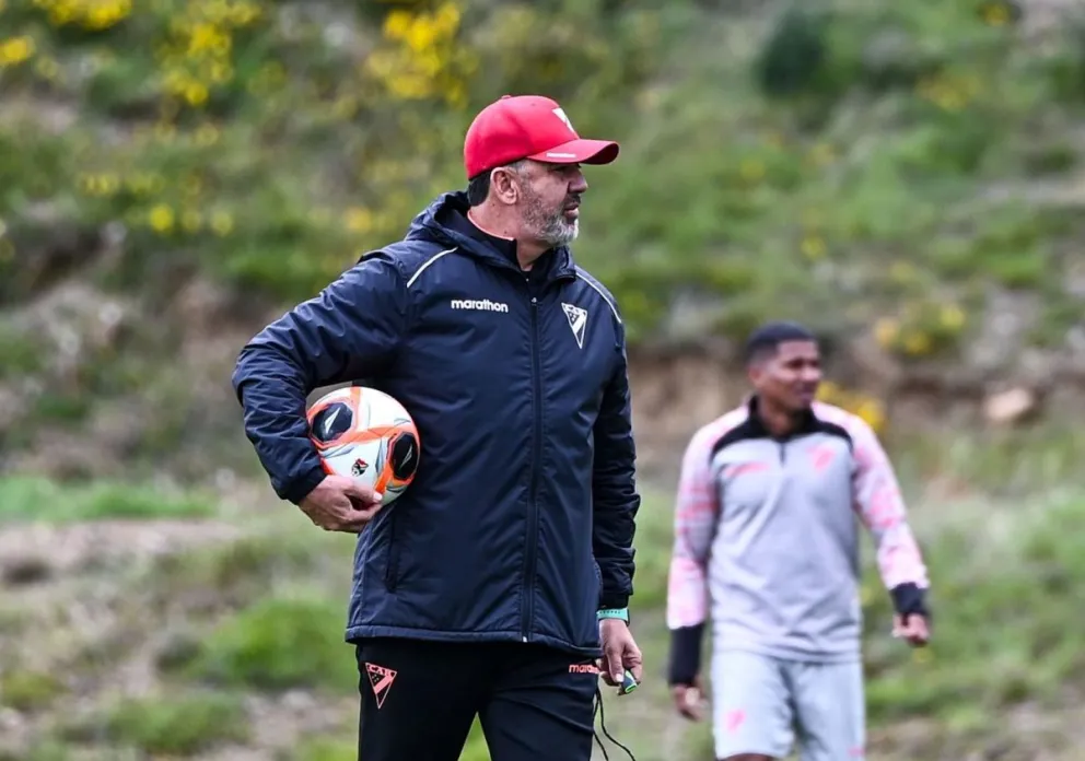 Julio César Baldivieso, director técnico del plantel de Always Ready. Foto. CAR