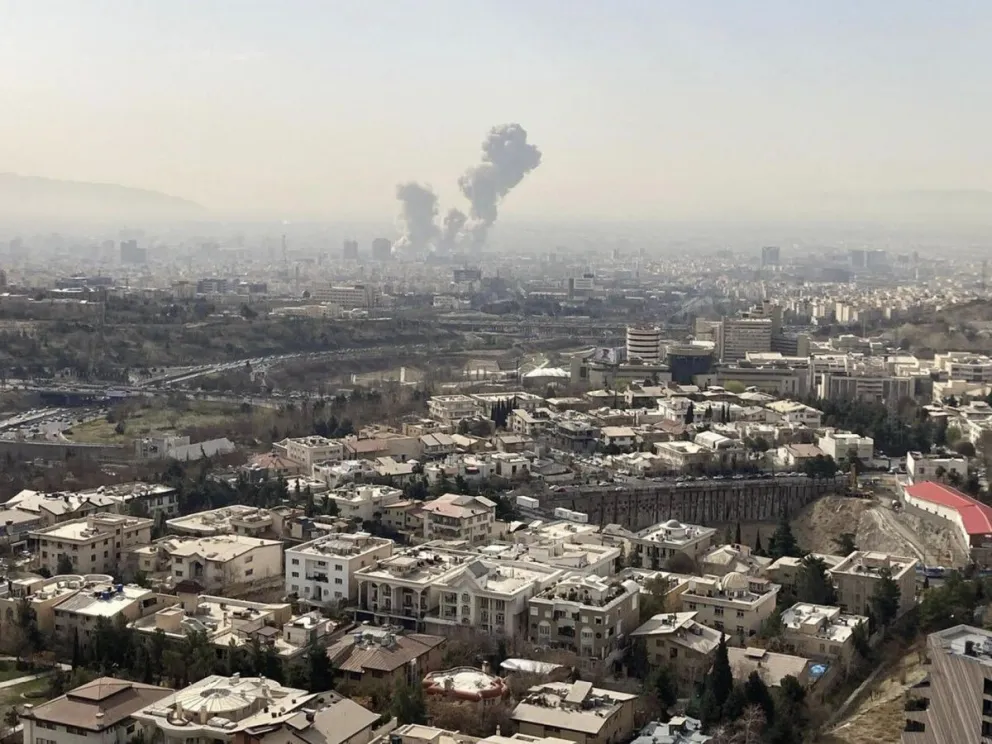 Una columna de humo emerge del centro de Teherán tras un ataque israelí este sábado. Foto: EFE
