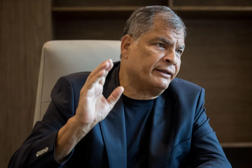 Fotografía de archivo fechada el 25 de junio de 2024 del expresidente ecuatoriano Rafael Correa (2007-2017), hablando durante una entrevista con EFE en Caracas (Venezuela). Foto: EFE