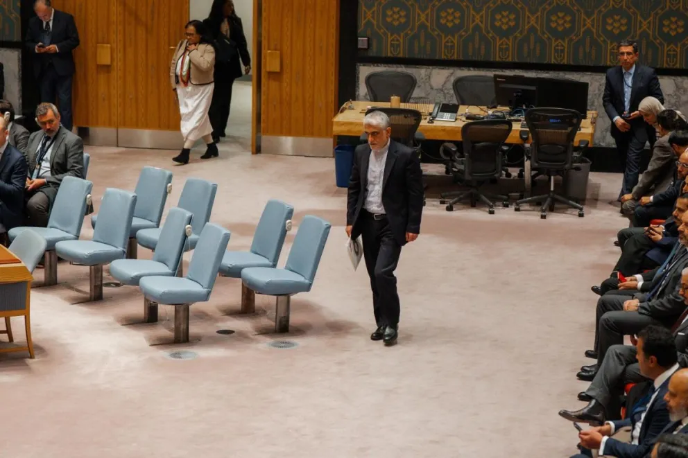 El embajador de Irán ante las Naciones Unidas, Amir Saeid Iravani (C), asiste a una sesión de emergencia del Consejo de Seguridad de la ONU en Nueva York, Nueva York, EE.UU. EFE/OLGA FEDOROVA