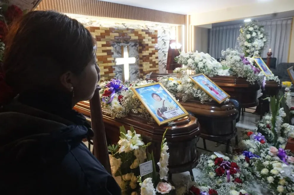 Familiares y vecinos velan a los integrantes de una familia, víctimas del trágico accidente aéreo ocurrido en la ciudad de El Alto. Foto: APG