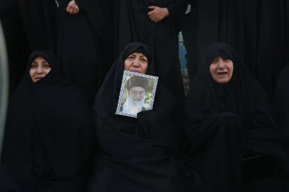 Una mujer sostiene una imagen del líder supremo de Irán, el ayatolá Ali Jameneí, tras su muerte, en una la plaza de Teherán, Irán, el 1 de marzo de 2026. Foto: EFE