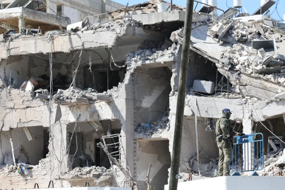 Un policía inspecciona los daños en el lugar de un edificio que fue alcanzado por un misil iraní en Tel Aviv, Israel, 01 de marzo de 2026. EFE/EPA/ABIR SULTAN