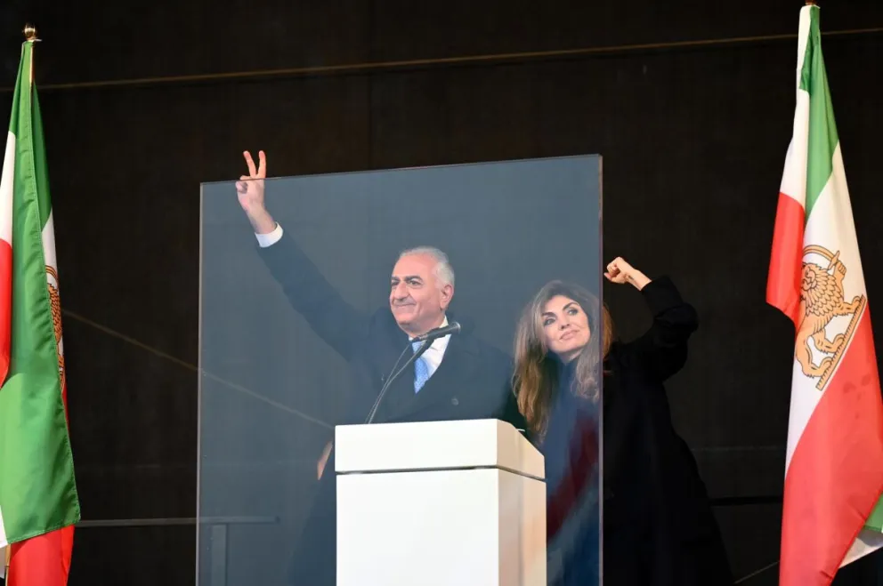 El hijo mayor y heredero del sah iraní depuesto en 1979 por la Revolución Islámica, Reza Pahlaví (i) y su esposa Yasmine, el pasado 14 de febrero durante una manifestación en Múnich, Alemania. Foto: EFE