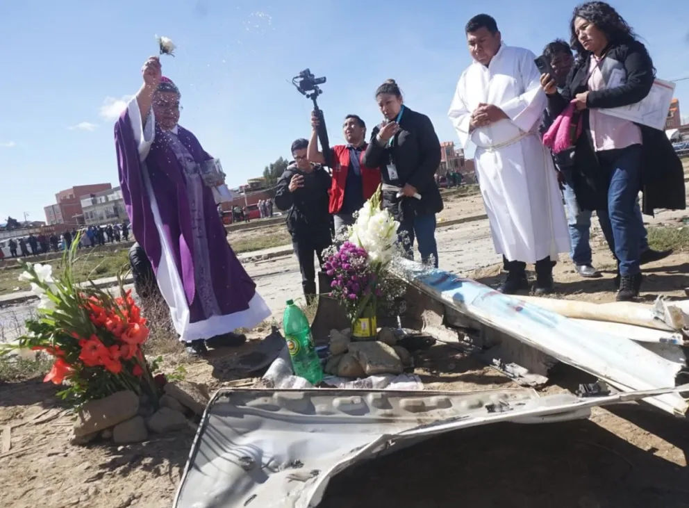 El monseñor Arana bendice el lugar del accidente del Hércules. Foto: ABI