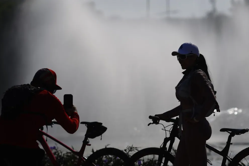 Dos personas realizan actividades al aire libre, este domingo en la ciudad de Guadalajara en Jalisco (México). EFE/ Francisco Guasco