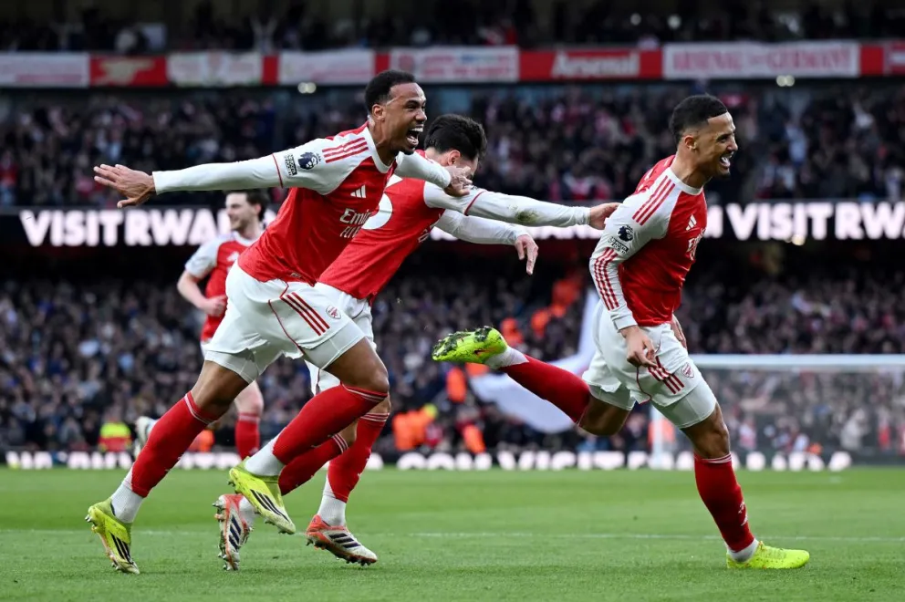William Saliba y sus compañeros celebran el primer gol de Arsenal. Crédito: Premier League