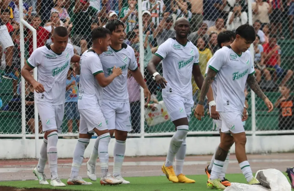 Martins (centro) festeja con sus compañeros el tercer gol de Oriente. Foto: Agencia Marka Registrada