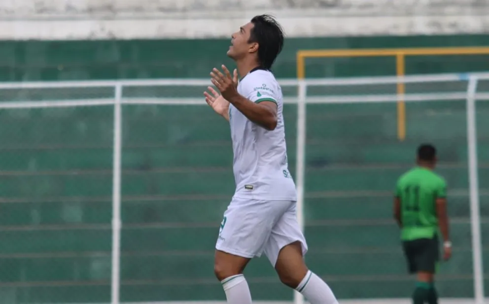 Con los brazos abiertos y la mirada al cielo, Marcelo Martins ingresa al campo de juego del Tahuichi. Foto: Agencia Marcka registrada