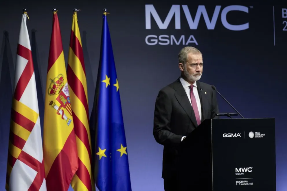 El rey Felipe VI interviene durante la tradicional cena de bienvenida al MWC 2026, que se celebra en el Museu Nacional d'Art de Catalunya este domingo, antes de que este lunes se inaugure en Barcelona el congreso tecnológico. Foto: EFE