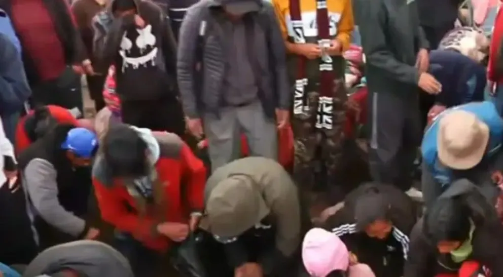 Este domingo, decenas de personas se volcaron al lugar del siniestro para buscar billetes. Foto: Red Uno