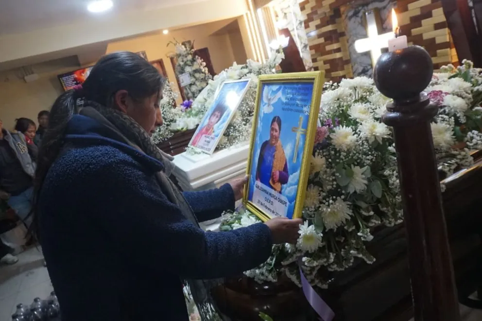 El velorio de la familia que perdió a siete de sus integrantes tras el accidente del avión militar en El Alto. Foto: APG