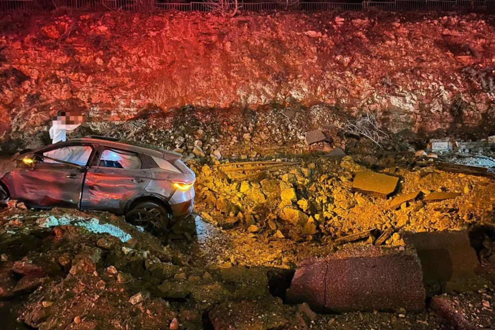 Fotografía cedida de los servicios de emergencias atendiendo a heridos en el área de Jerusalén tras una nueva andanada de misiles de Irán, con varios impactos registrados en esa zona. EFE