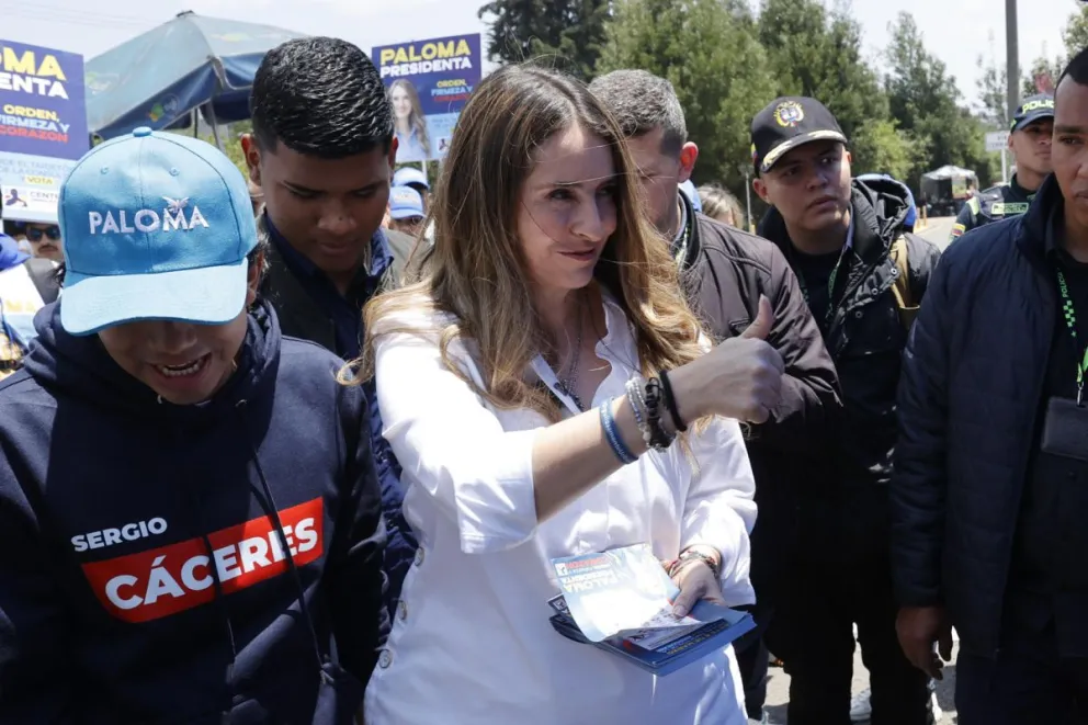 La senadora y candidata del Centro Democrático a la presidencia de Colombia, Paloma Valencia, saluda este domingo, en Bogotá (Colombia). EFE/ Mauricio Dueñas Castañeda