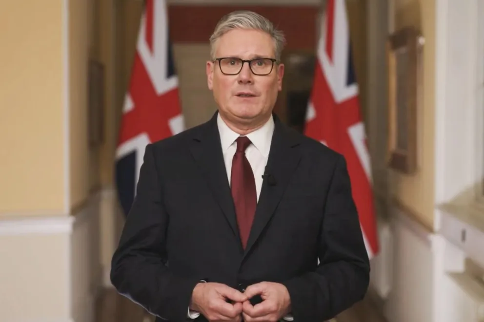 Captura de video tomada de la cuenta oficial en X del primer ministro británico, Keir Starmer, (@Keir_Starmer) hablando durante una declaración oficial este domingo. Foto: EFE
