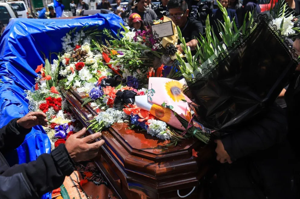 Familiares trasladan el féretro de una de las personas que fallecieron en el accidente de un avión militar de carga, este domingo en El Alto. Foto: EFE