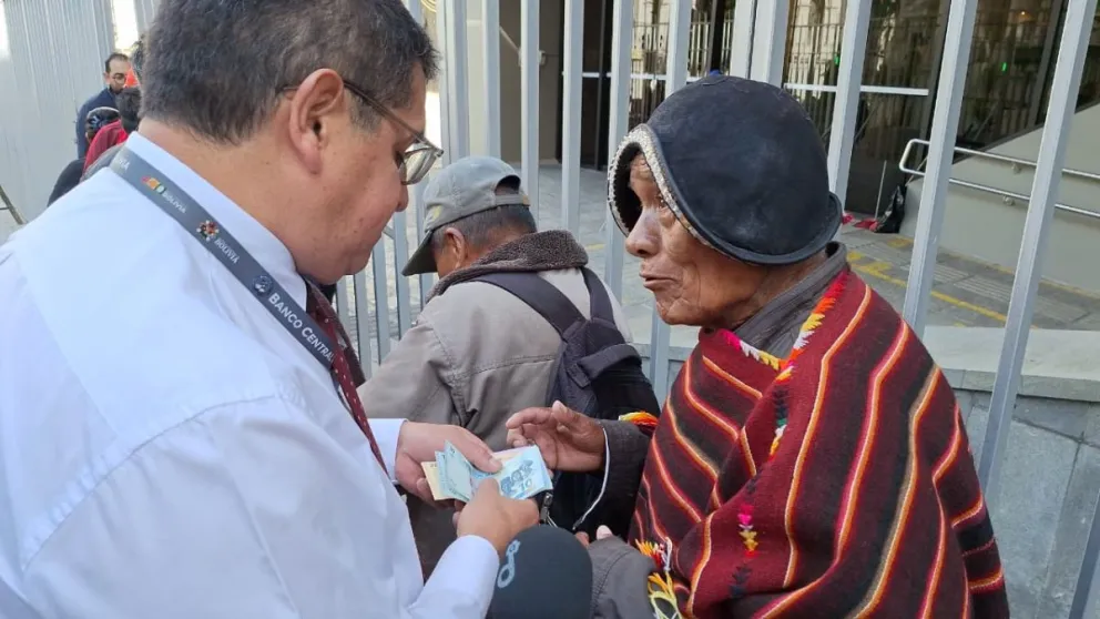 Un tarabuqueño en la fila en el BCB. Foto: Visión 360 