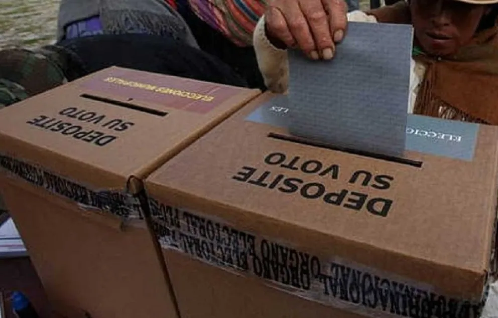 Imagen referencial de una persona emitiendo su voto. Foto: RRSS