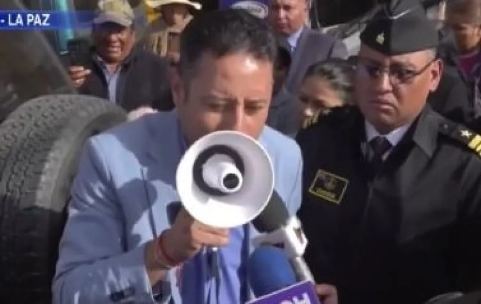 El vicepresidente Edmand Lara hablando por un megáfono en Viacha. Foto: Captura de imagen DTV 