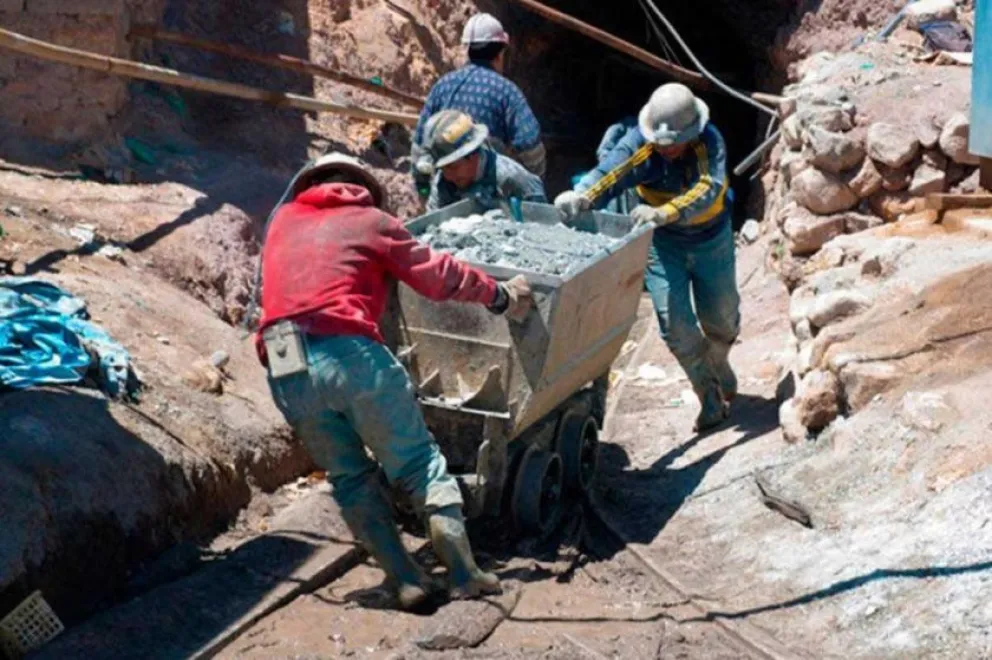 Mineros transportando el mineral de zinc en Potosí. Foto: El Potosí.