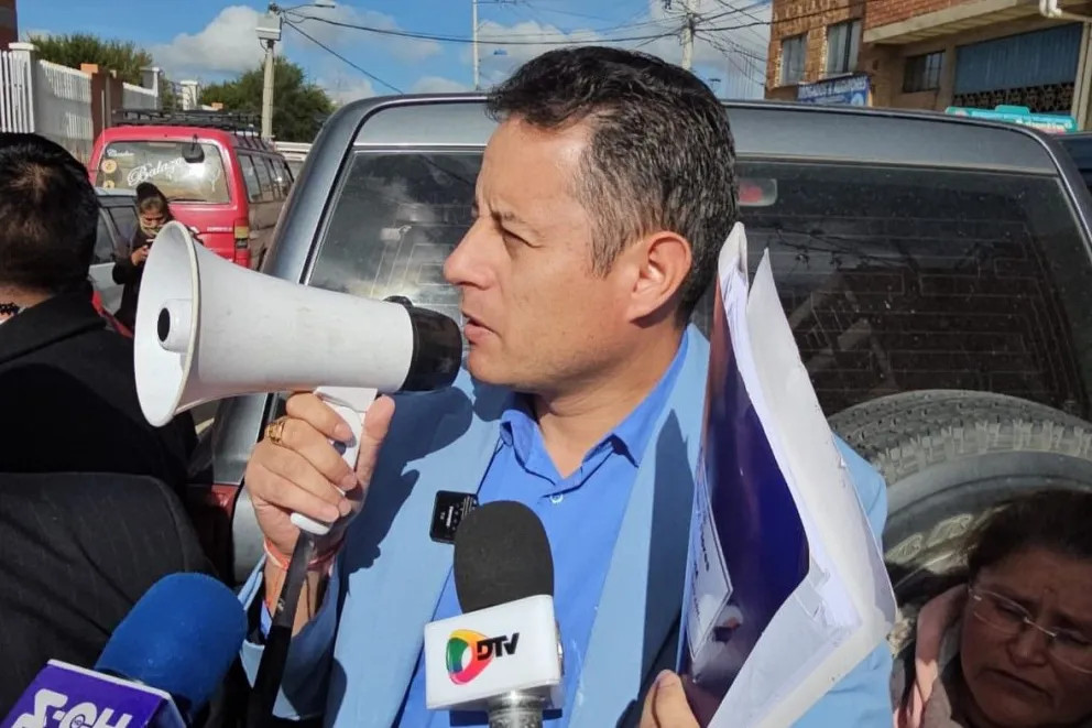 El vicepresidente Edmand Lara hablando por un megáfono en Viacha. Foto: Vicepresidencia 