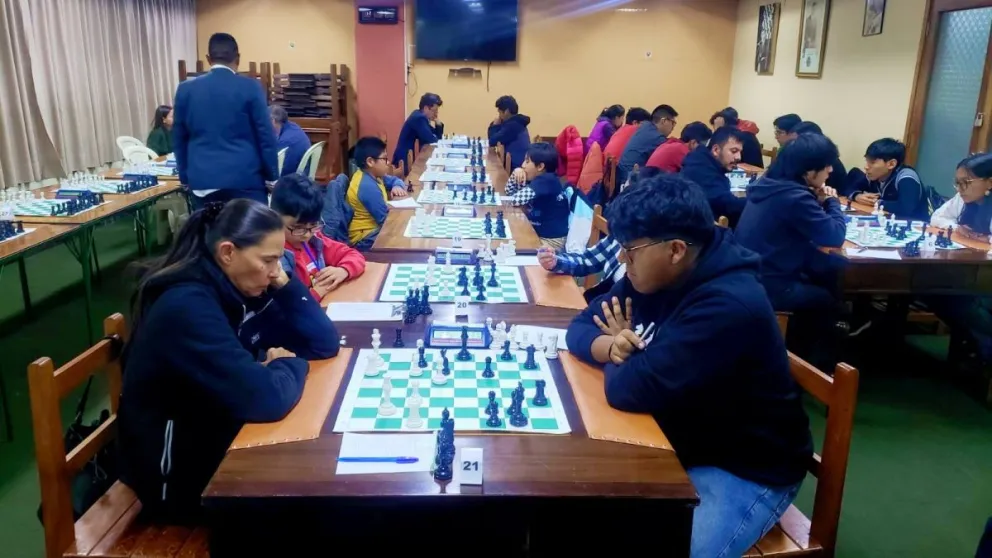 Varios pensadores durante el torneo paceño. Foto: Federación Boliviana de Ajedrez.
