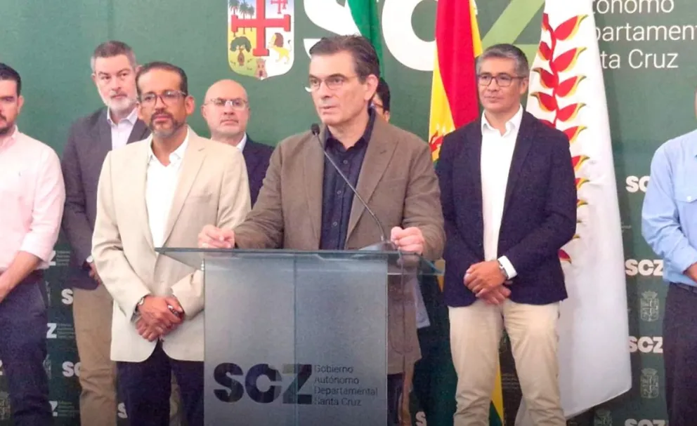 El gobernador y candidato, Luis Fernando Camacho, y el presidente Rodrigo Paz. Foto: Economía 