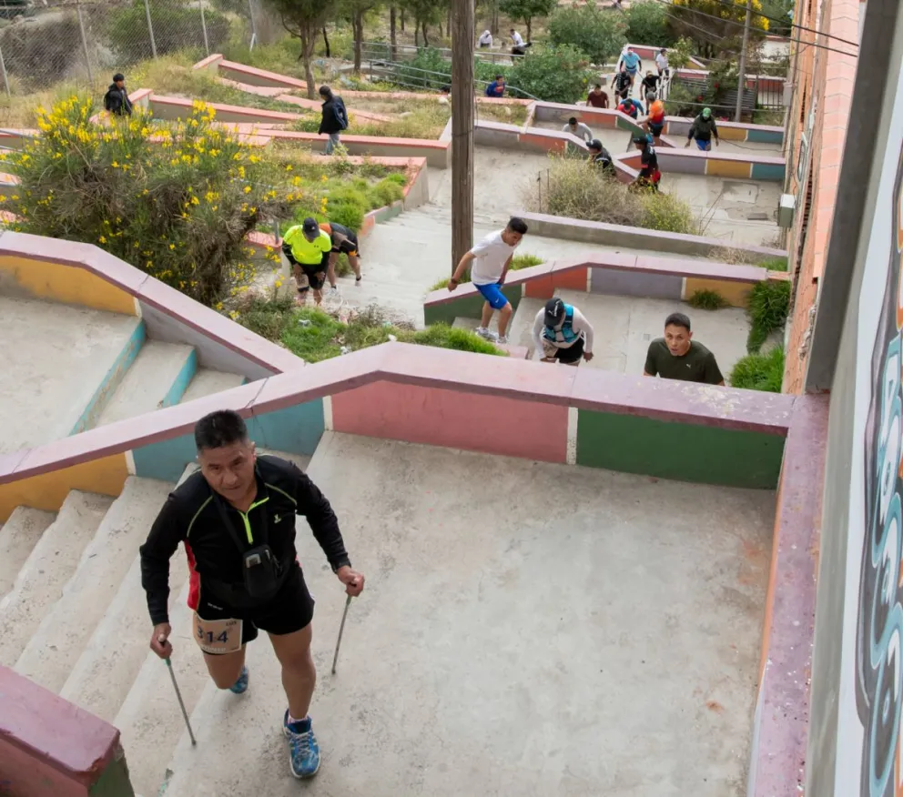 Varios atletas durante un ascenso en el trayecto. Foto: Skyrunning Bolivia.